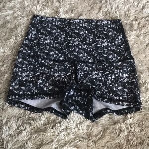 Lululemon wonder Under shorts sz2